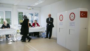 A woman arrives to casts her ballot at the Turkish consulate in Berlin on March 27, 2017.     The 1,4 million Turkish voters living in Germany can participate in a pro Turkish President Recep Tayyip Erdogan referendum scheduled for 16 April. / AFP PHOTO / Odd ANDERSEN