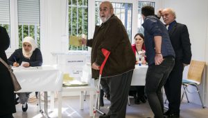 Turkish nationals living in Germany casts thier ballot at the Turkish consulate in Berlin on March 27, 2017.     The 1,4 million Turkish voters living in Germany can participate in a pro Turkish President Recep Tayyip Erdogan referendum scheduled for 16 April. / AFP PHOTO / Odd ANDERSEN