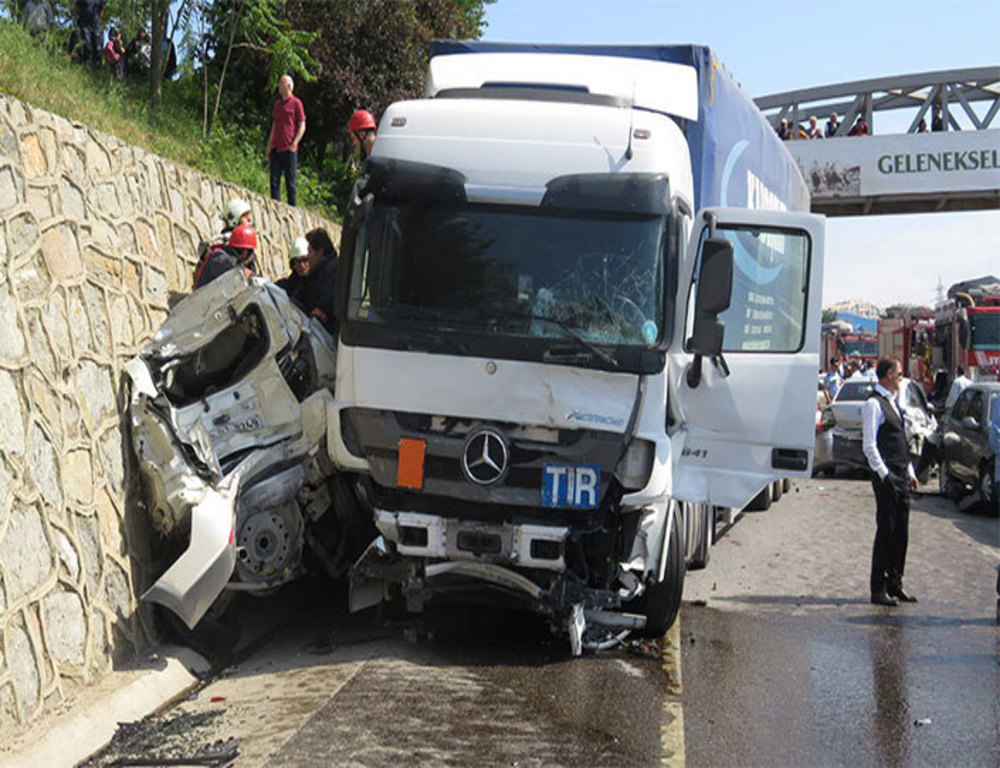 One dead, many injured as driver loses control of truck in İstanbul
