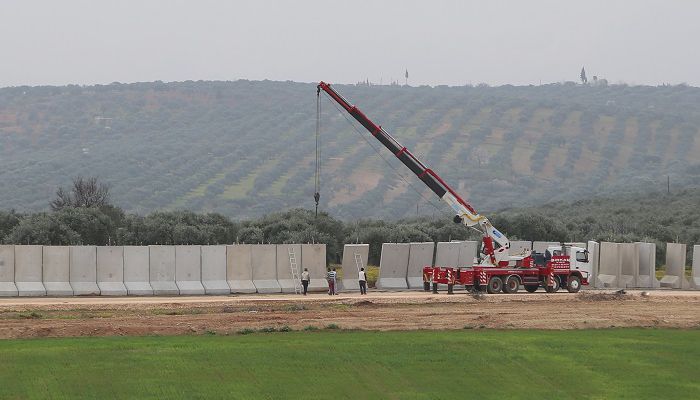 Turkey to complete wall on Syria border by mid-2017, minister says