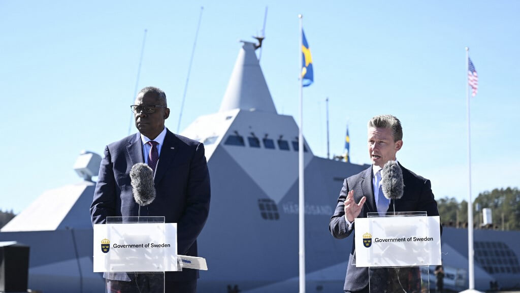 Swedish Defense Minister Pal Jonson (R) and US Secretary of Defense Lloyd Austin