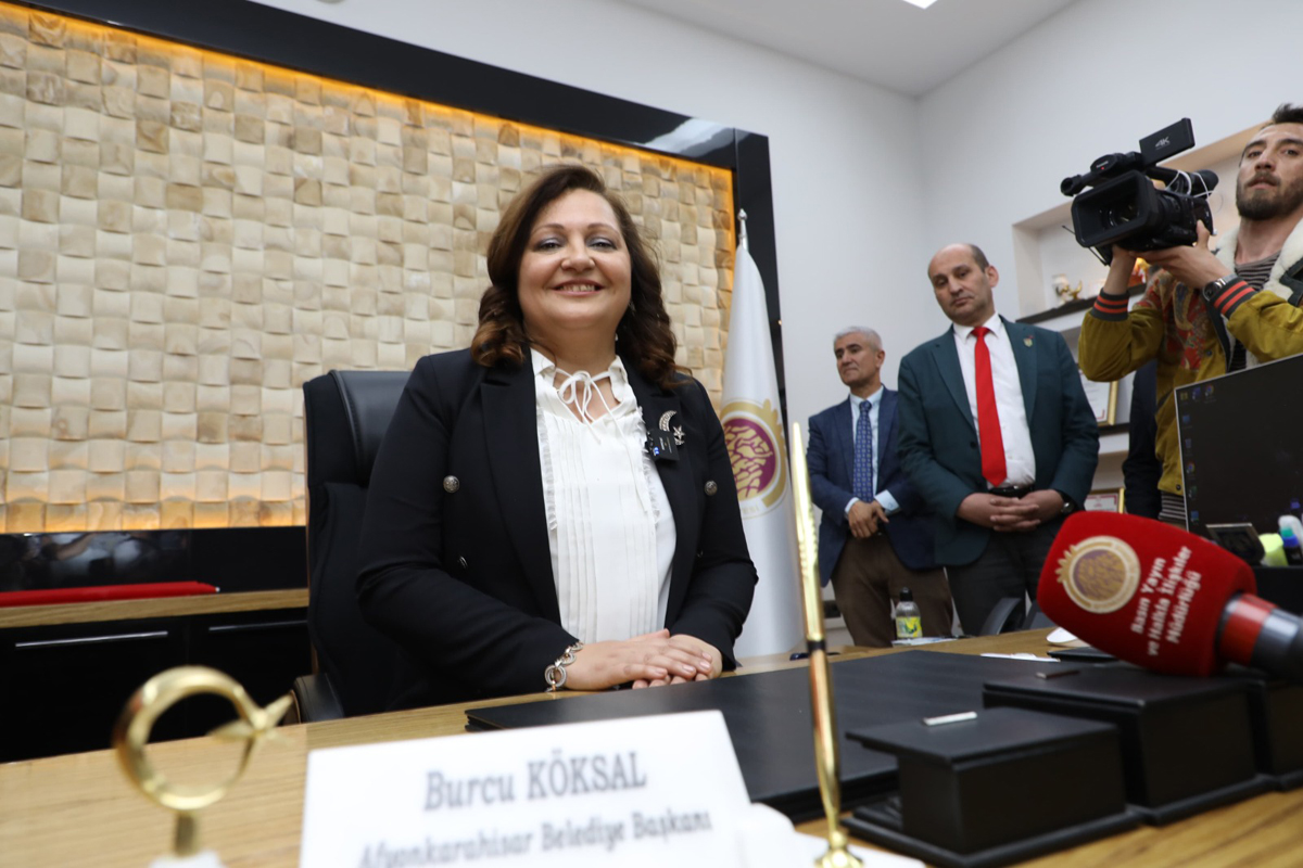 Opposition mayor says she will join Erdoğan’s ruling party in latest blow to CHP