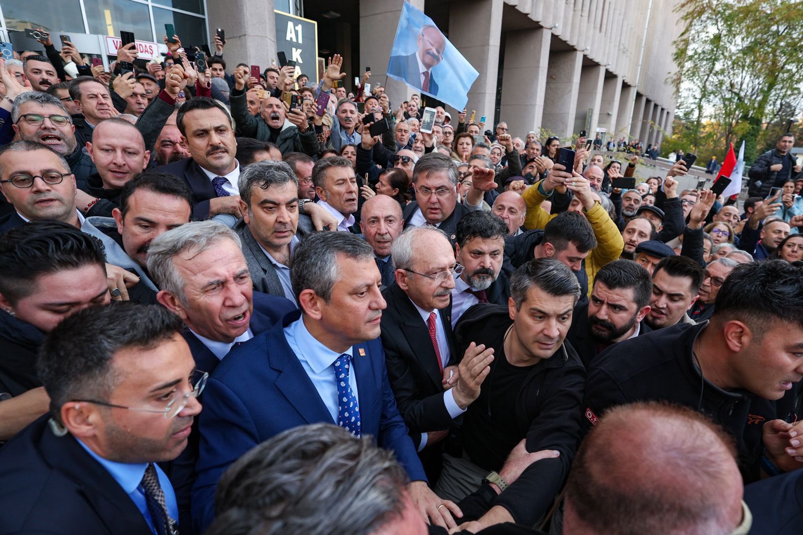 Supporters rally behind former CHP leader on trial for insulting Erdoğan by calling him a ‘thief’