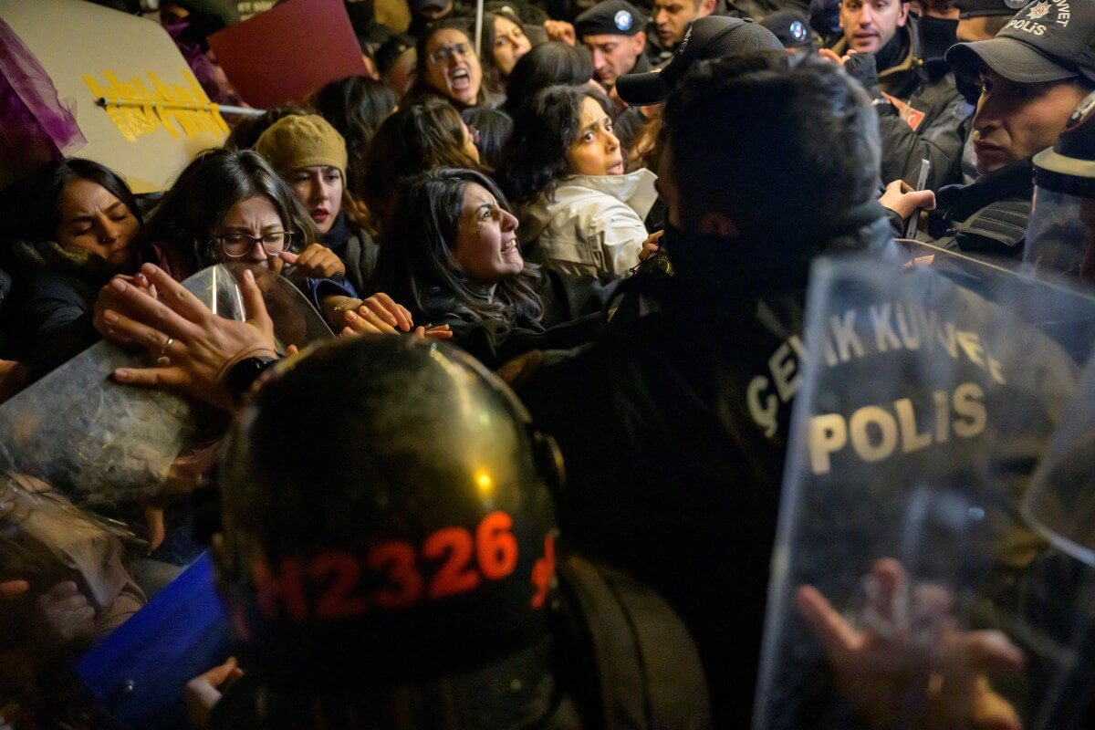 Police detain dozens in İstanbul demanding action to end violence against women