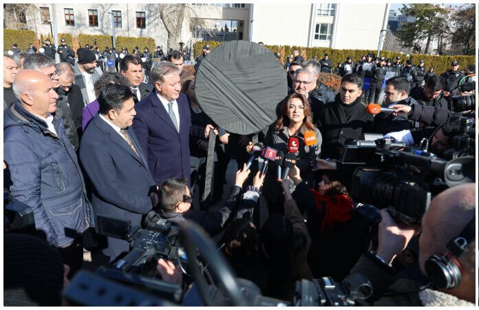 Opposition parties hold joint protest in Ankara against removal of mayors