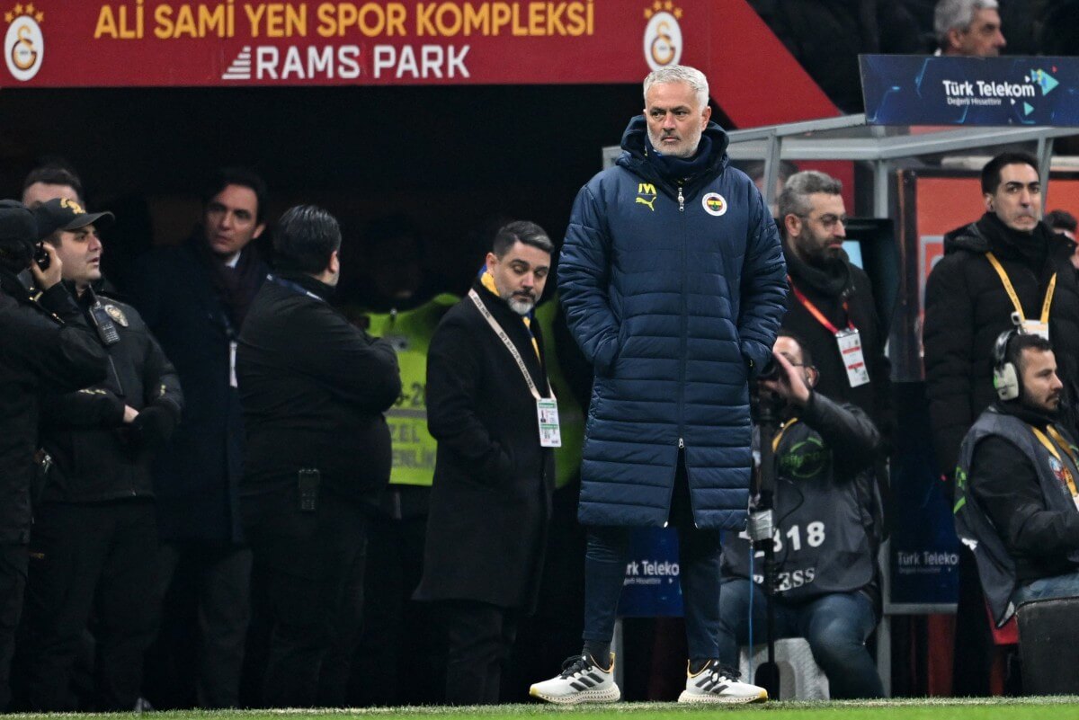 Mourinho grabs Galatasaray coach’s nose after losing İstanbul derby