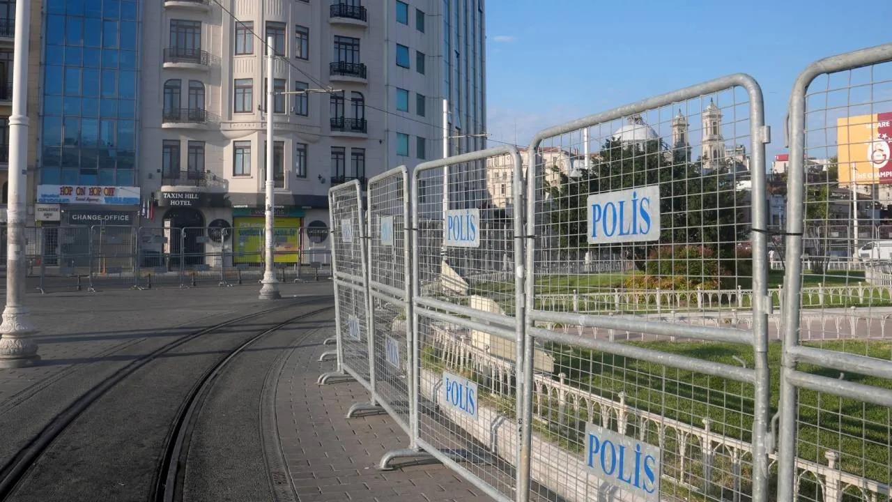 Police barricade İstanbul city center to block cartoon protest