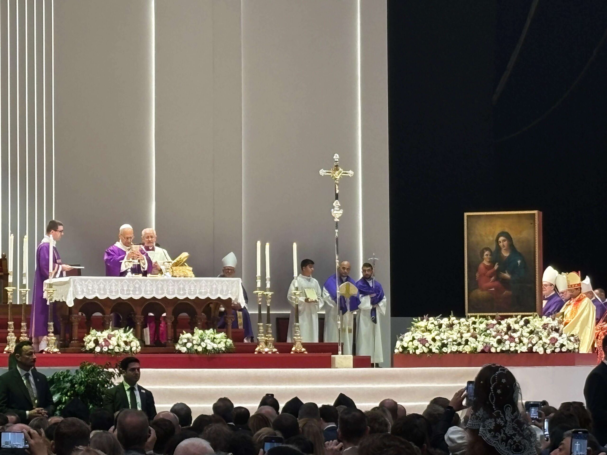 Despite rain, large crowd turns out for Pope Leo’s Mass in İstanbul