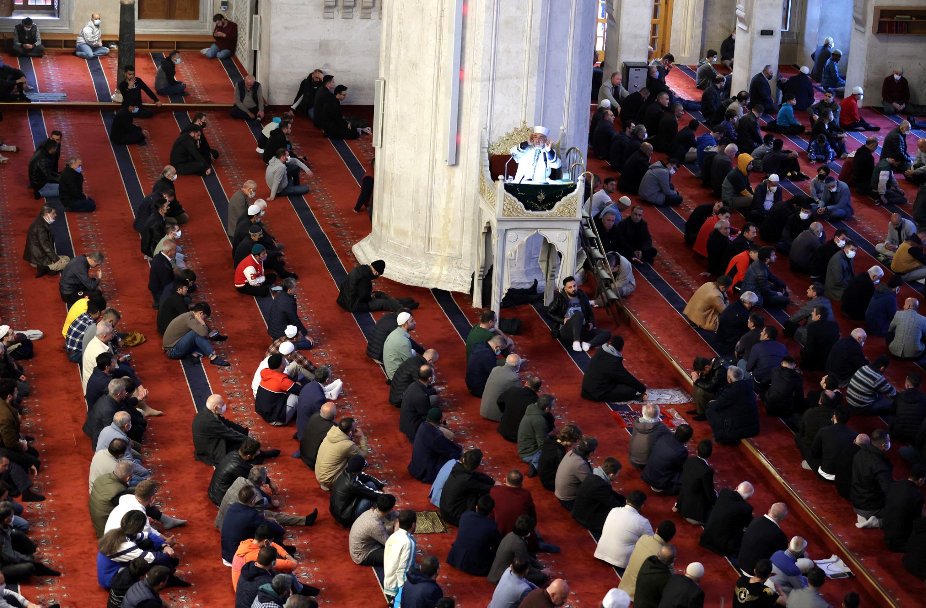 40 pct of Turks say they perform daily Muslim prayers regularly: survey