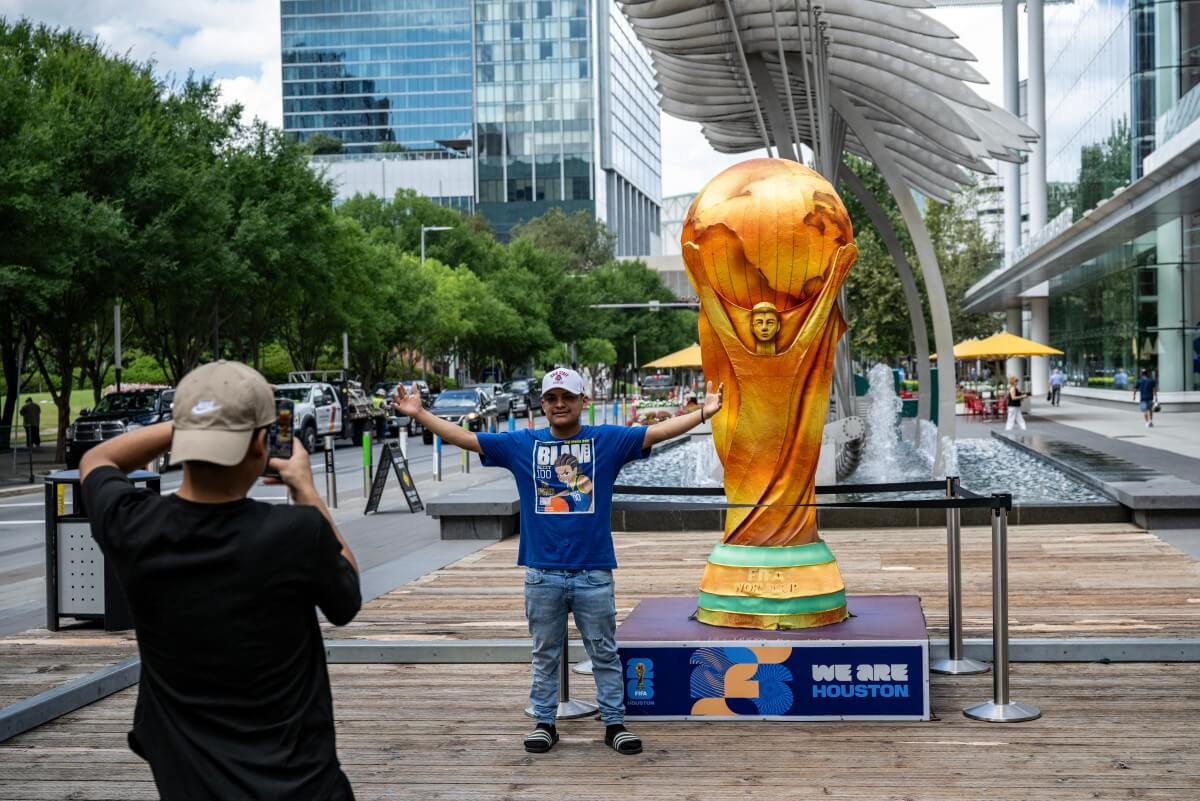 [OPINION]  The World Cup begins: football on the pitch, politics at the border